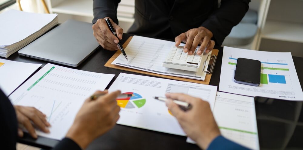 Business,Consultant,Meeting,Is,Discussing,Financial,Situation,,Analyzing,Budget,And